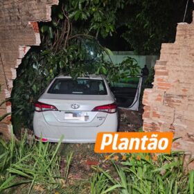 Homem rouba carro, bate contra muro de motel e é preso durante atendimento médico em Maringá Foto 3 Fotos de Homem rouba carro, bate contra muro de motel e é preso durante atendimento médico em Maringá