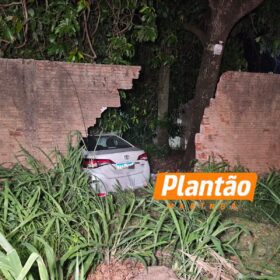 Homem rouba carro, bate contra muro de motel e é preso durante atendimento médico em Maringá Foto 1 Fotos de Homem rouba carro, bate contra muro de motel e é preso durante atendimento médico em Maringá