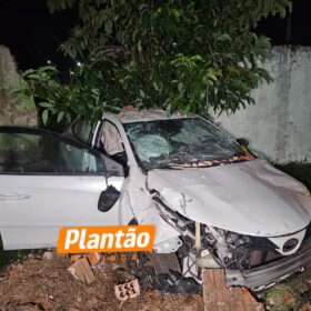 Homem rouba carro, bate contra muro de motel e é preso durante atendimento médico em Maringá Foto 5 Fotos de Homem rouba carro, bate contra muro de motel e é preso durante atendimento médico em Maringá