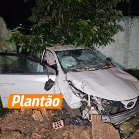 Homem rouba carro, bate contra muro de motel e é preso durante atendimento médico em Maringá Foto 6 Fotos de Homem rouba carro, bate contra muro de motel e é preso durante atendimento médico em Maringá