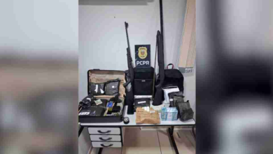 Fotos de Homens jogam bolsas com R$ 1,2 milhão pela janela durante ação policial no Paraná