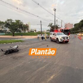 Fotos de Motociclista sofre ferimentos graves após batida em cruzamento, em Maringá; vídeo