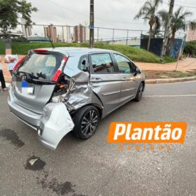 Fotos de Motociclista sofre ferimentos graves após batida em cruzamento, em Maringá; vídeo