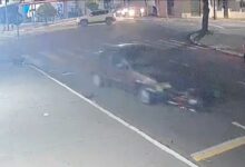 Fotos de Motorista avança sinal, arrasta moto por 50 metros e acaba preso em Sarandi