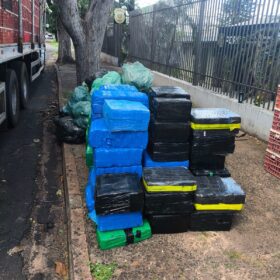 Fotos de Motorista é preso com quase 2 toneladas de maconha escondidas em caminhão de frango vivo na região de Maringá; vídeo