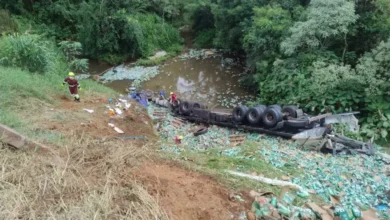 Fotos de Motorista morre após caminhão carregado com cervejas capotar e afundar em rio no Paraná