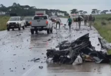 Fotos de Mulher morre e carro é partido ao meio após colisão com caminhão