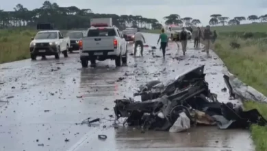 Fotos de Mulher morre e carro é partido ao meio após colisão com caminhão