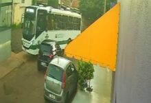 Fotos de Ônibus colide com carro, arrasta veículo e atinge outro automóvel em Sarandi