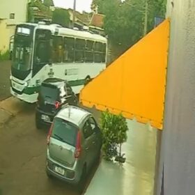 Fotos de Ônibus colide com carro, arrasta veículo e atinge outro automóvel em Sarandi
