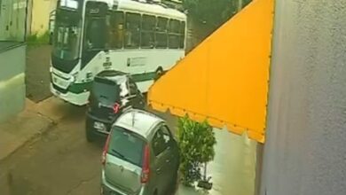 Fotos de Ônibus colide com carro, arrasta veículo e atinge outro automóvel em Sarandi