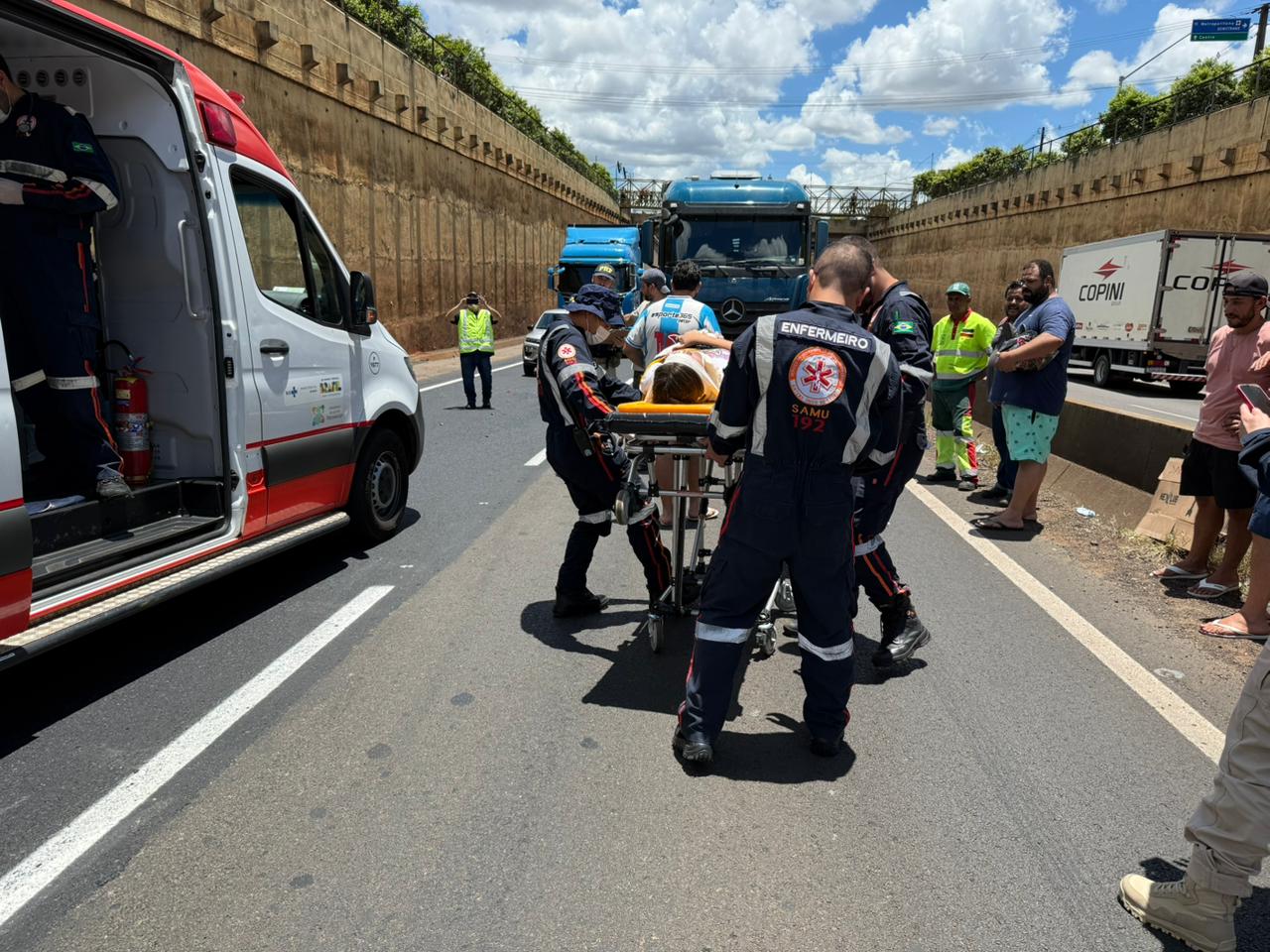 Fotos de Pai e filha ficam feridos após acidente envolvendo motocicleta na BR-376, em Sarandi.