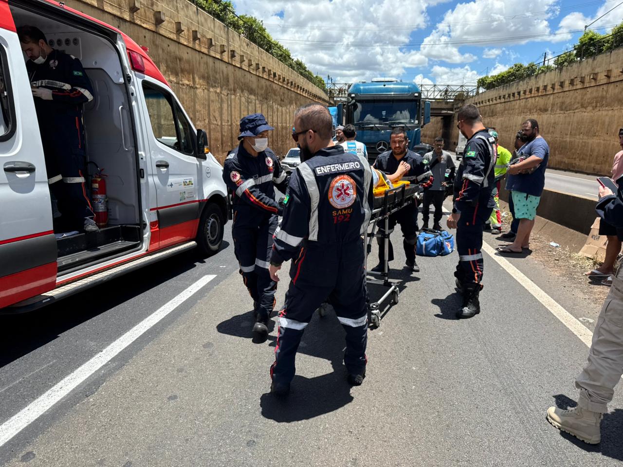 Fotos de Pai e filha ficam feridos após acidente envolvendo motocicleta na BR-376, em Sarandi.