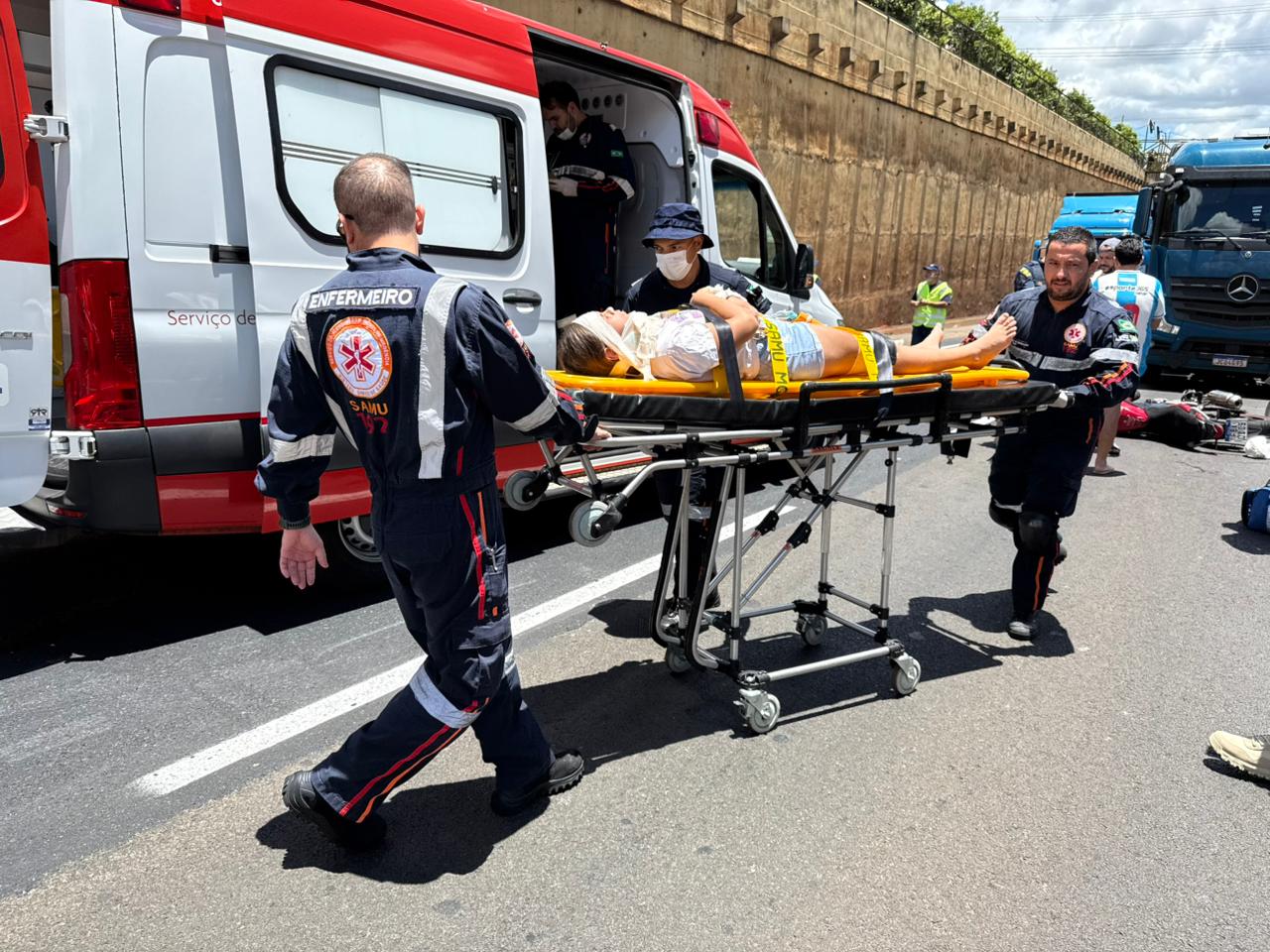 Pai e filha ficam feridos após acidente envolvendo motocicleta na BR-376, em Sarandi. Foto 8 Fotos de Pai e filha ficam feridos após acidente envolvendo motocicleta na BR-376, em Sarandi.