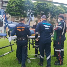 Fotos de Pneu estoura e causa capotamento na PR-323; homem de 30 anos é encaminhado de helicóptero a hospital em Maringá