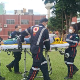 Fotos de Pneu estoura e causa capotamento na PR-323; homem de 30 anos é encaminhado de helicóptero a hospital em Maringá