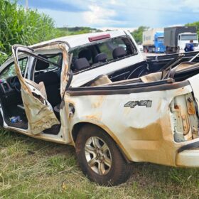 Fotos de Pneu estoura e causa capotamento na PR-323; homem de 30 anos é encaminhado de helicóptero a hospital em Maringá