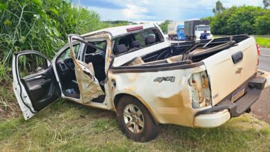 Fotos de Pneu estoura e causa capotamento na PR-323; homem de 30 anos é encaminhado de helicóptero a hospital em Maringá