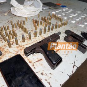 Suspeito de tráfico e homicídio é preso com drogas e pistola 9mm em Sarandi Foto 3 Fotos de Suspeito de tráfico e homicídio é preso com drogas e pistola 9mm em Sarandi