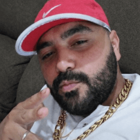 Fotos de Violência: homem é executado com vários tiros em praça pública