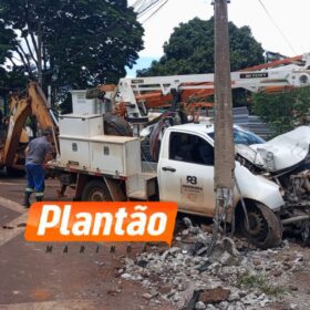 Fotos de Caminhonete de empresa terceirizada da Copel colide contra poste em Sarandi