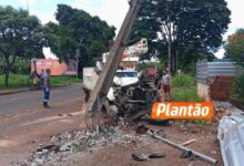 Fotos de Caminhonete de empresa terceirizada da Copel colide contra poste em Sarandi