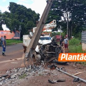 Fotos de Caminhonete de empresa terceirizada da Copel colide contra poste em Sarandi