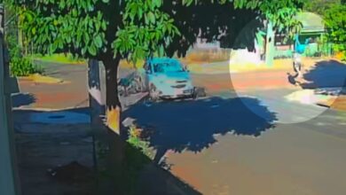 Fotos de Câmera de segurança flagra grave acidente entre carro e motocicleta em Maringá