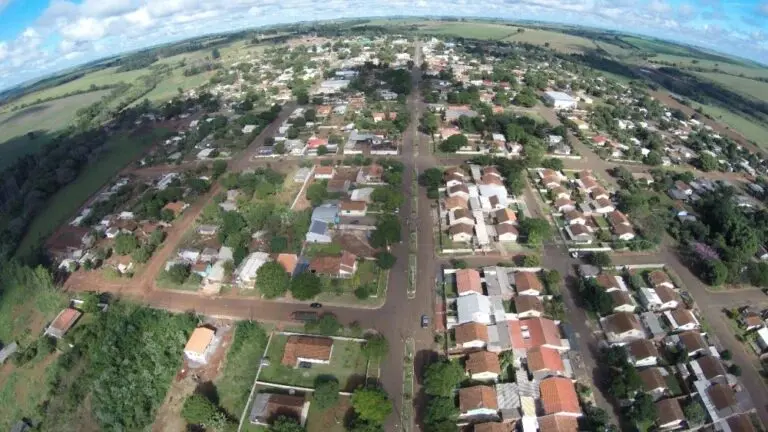 Fotos de 3 concursos públicos no Paraná para se inscrever em fevereiro: 117 vagas e salário de até R$ 15,2 mil