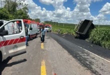Fotos de Batida entre caminhão, carro e veículo da saúde deixa dois mortos na BR-376