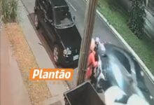 Fotos de Câmera flagra Porsche batendo em carro estacionado e fugindo do local em Maringá
