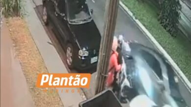 Fotos de Câmera flagra Porsche batendo em carro estacionado e fugindo do local em Maringá