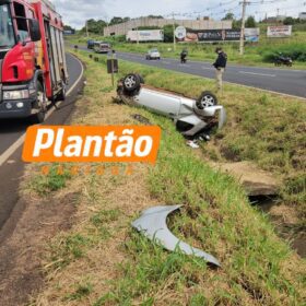 Fotos de Carro capota, estepe atinge outro veículo e mulher fica ferida entre Maringá e Mandaguaçu