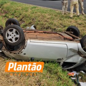 Fotos de Carro capota, estepe atinge outro veículo e mulher fica ferida entre Maringá e Mandaguaçu