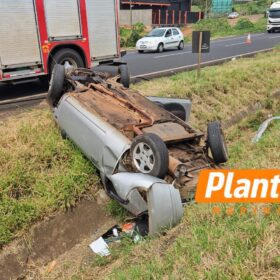 Fotos de Carro capota, estepe atinge outro veículo e mulher fica ferida entre Maringá e Mandaguaçu