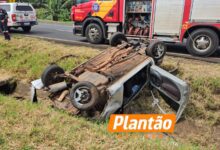 Fotos de Carro capota, estepe atinge outro veículo e mulher fica ferida entre Maringá e Mandaguaçu