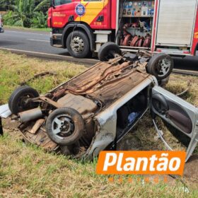 Fotos de Carro capota, estepe atinge outro veículo e mulher fica ferida entre Maringá e Mandaguaçu