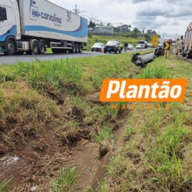 Fotos de Carro capota, estepe atinge outro veículo e mulher fica ferida entre Maringá e Mandaguaçu