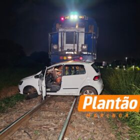 Fotos de Carro é arrastado por quase 200 metros após colisão com trem em Sarandi; duas pessoas ficaram feridas