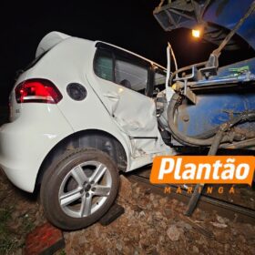 Fotos de Carro é arrastado por quase 200 metros após colisão com trem em Sarandi; duas pessoas ficaram feridas