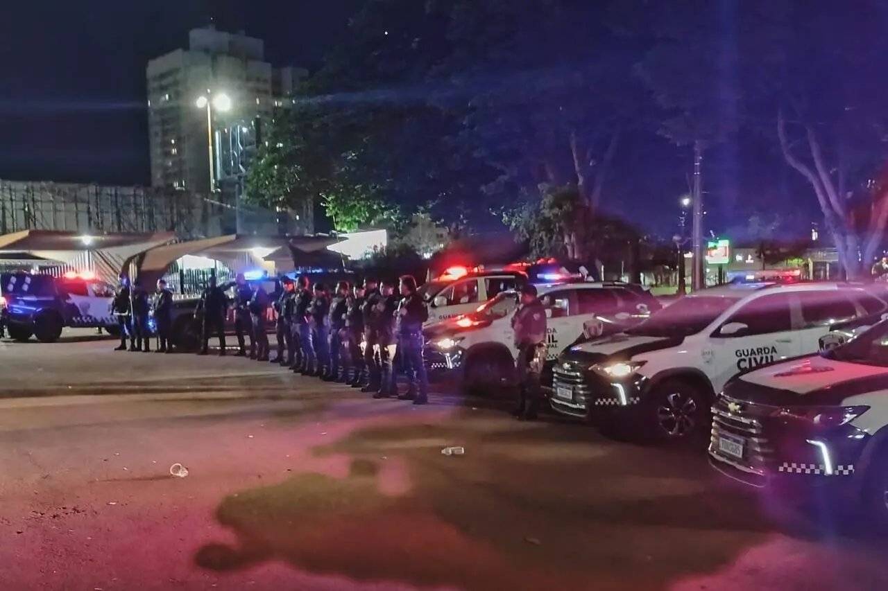 Fotos de Guarda Municipal usa spray de pimenta para controlar tumulto durante carnaval em Maringá