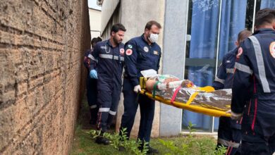 Fotos de Homem tenta pular muro, estrutura desaba e mobiliza equipe aeromédico do Samu; vídeo