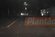 Fotos de Imagens acopladas a veículo mostram trem atingindo e arrastando carro em Sarandi