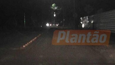 Fotos de Imagens acopladas a veículo mostram trem atingindo e arrastando carro em Sarandi