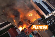 Fotos de Incêndio destrói dois barracões de empresa de móveis em Maringá