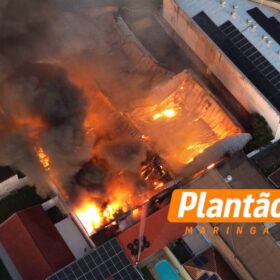 Fotos de Incêndio destrói dois barracões de empresa de móveis em Maringá