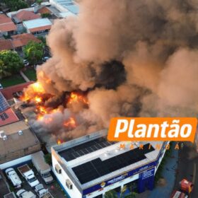 Fotos de Incêndio destrói dois barracões de empresa de móveis em Maringá