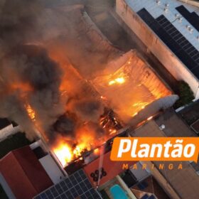 Fotos de Incêndio destrói dois barracões de empresa de móveis em Maringá