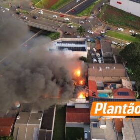 Fotos de Incêndio destrói dois barracões de empresa de móveis em Maringá