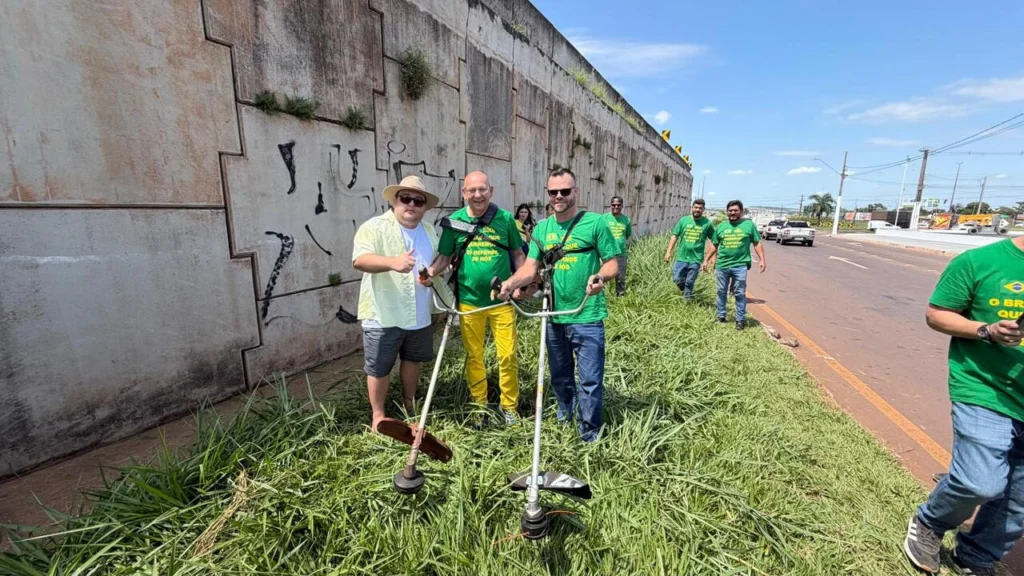 Fotos de Luciano Hang roça mato e recolhe lixo ao lado da nova megaloja em Maringá: ‘dar exemplo’, diz´o ‘Véio da Havan’